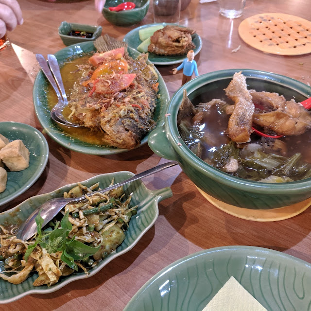 Gurame Pesmol Sop Ikan Nila Karedok Tahu Goreng
