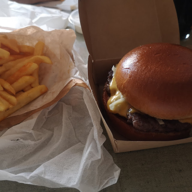 Cheeseburger Mit Pommes Frites