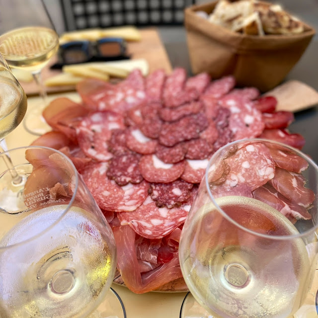 Tagliere Di Salumi E Formaggi Vari Per Una Persona