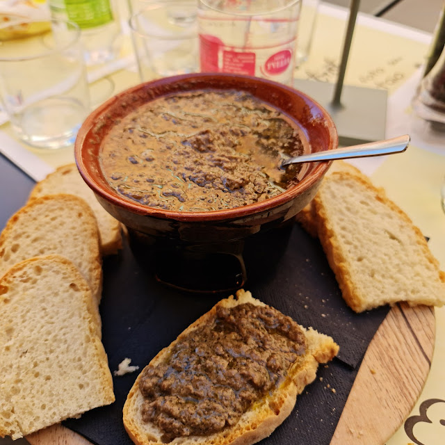 Tagliere Di Salumi Locali E Fegato D'anatra Caldo