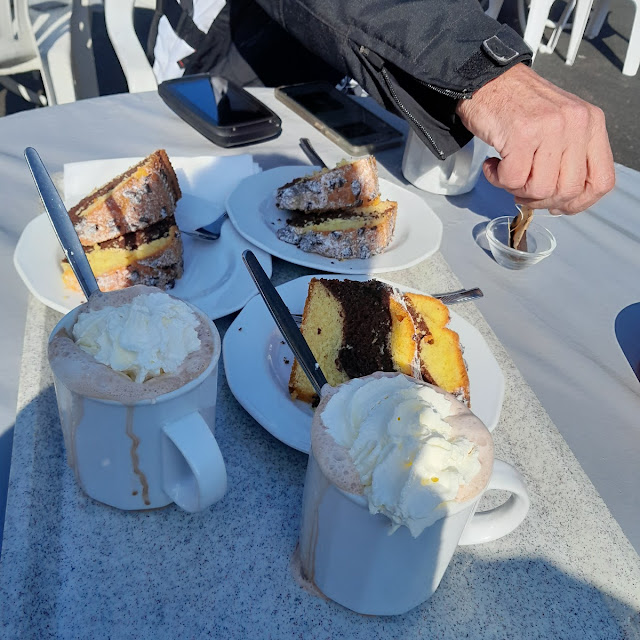 Cake Met Chocomelk En Slagroom Het Ziet Er Zo Niet Uit Maar Wel Hhhhheeell Lekker