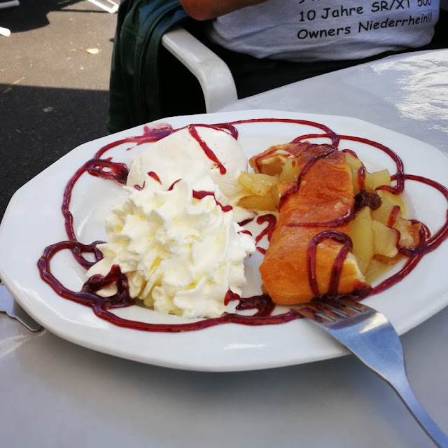 Apfelstrudel Mit Sahne