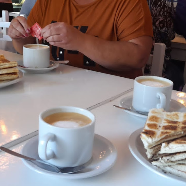 Sandwiches Tostados Y Café Con Leche