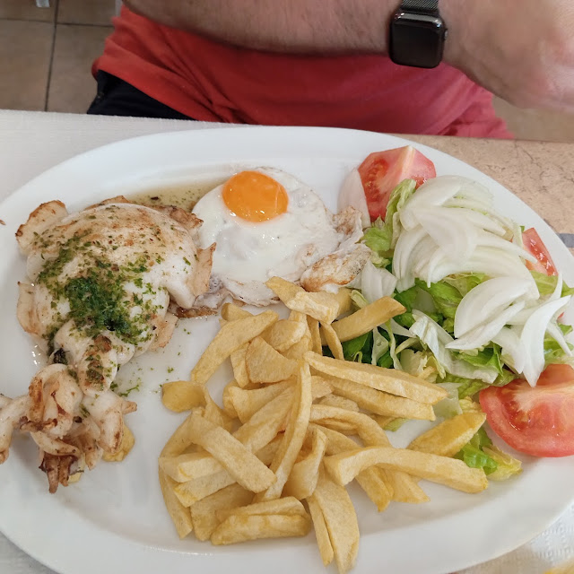 Sepionet Con Patatas Huevo Y Ensalada