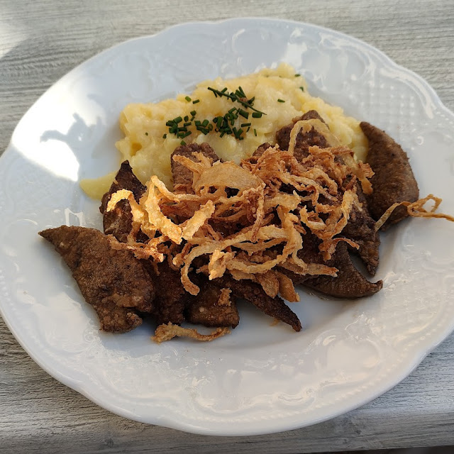 Leber Natur Mit Röstizwiebeln Und Kartoffelsalat