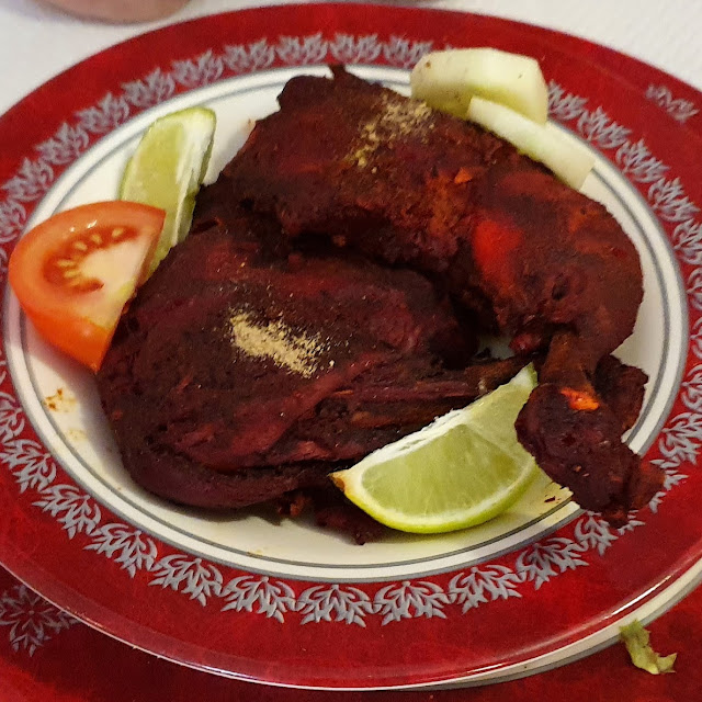 Tandoori Poulet Mariné Dans Une Sauce Aux Épices Indiennes Et Grillé Au Four
