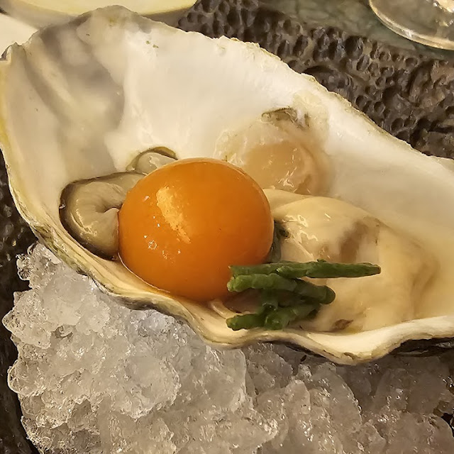 Ostra Con Esfera de Gazpacho Y Salicornia