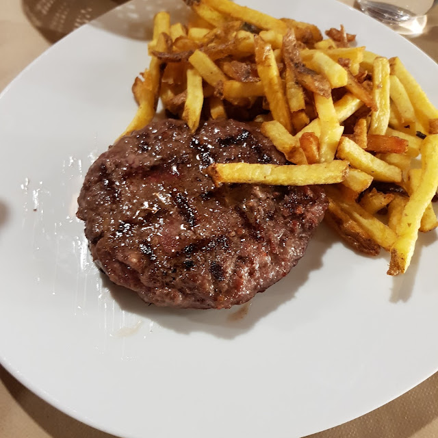 Hamburguesa de Bou Amb Patates Fregides Casolanes