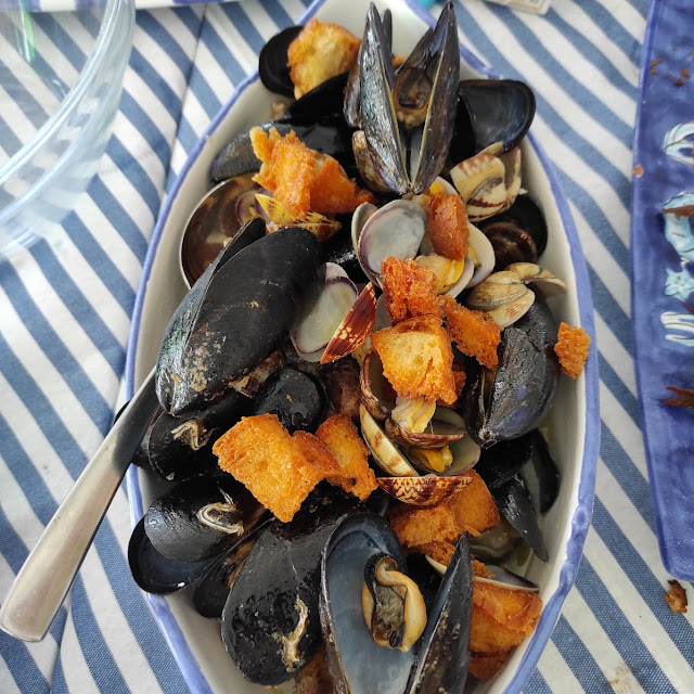 Soute Di Vongole E Cozze Con Crostini