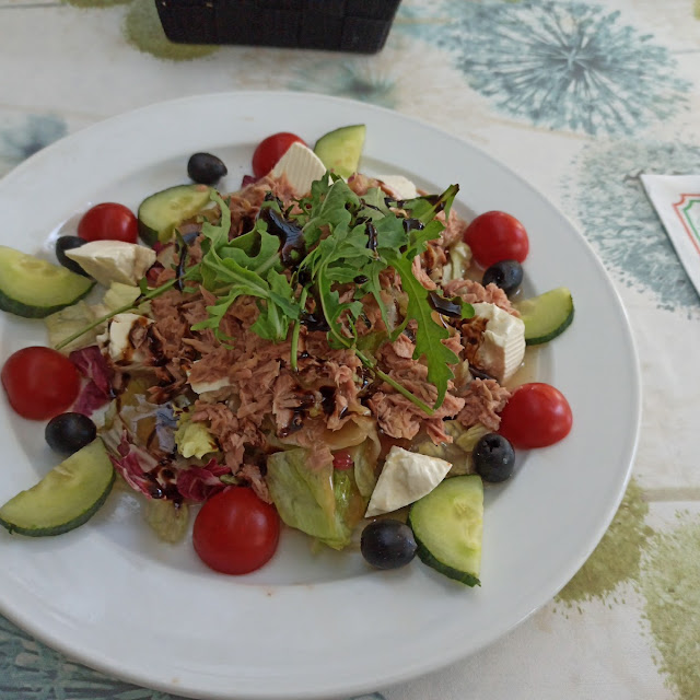 Thunfisch Schafskäse- Salat Mit Hauseigenen Dressing