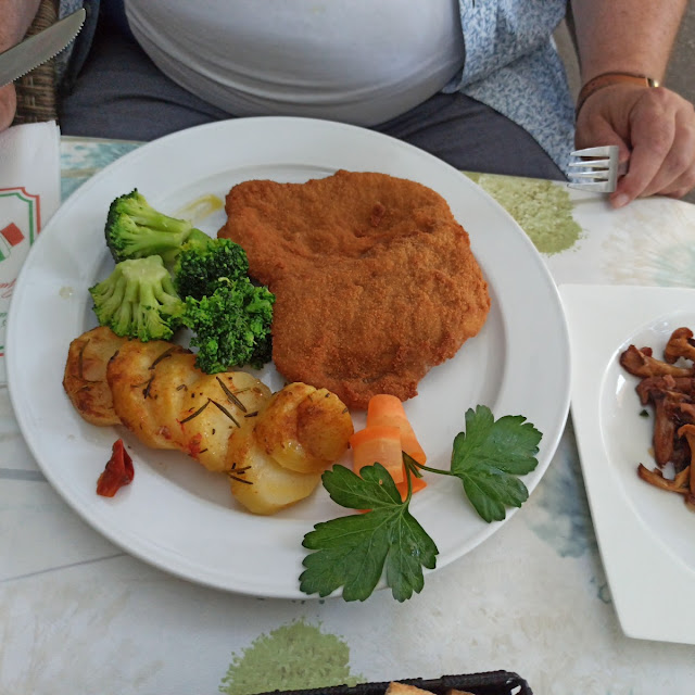 Schnitzel Wiener- Art Mit Schwenkkartoffeln Broccoli Und Pfifferlinge Mit Speck Und Zwiebeln