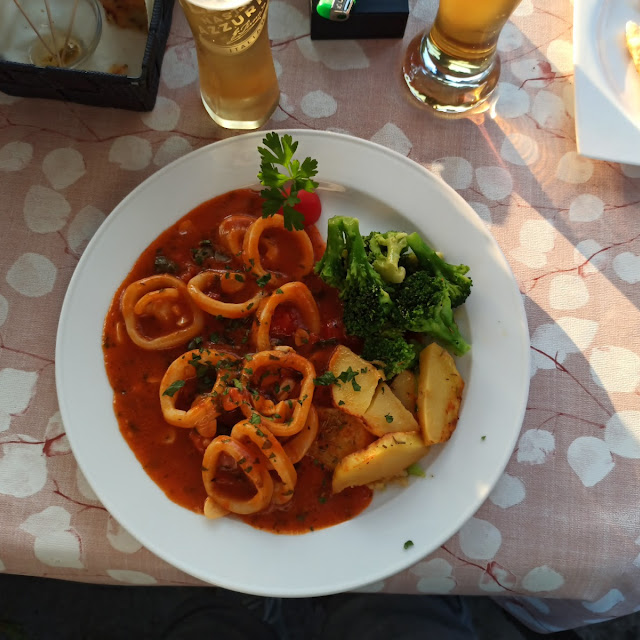 Calarmari Livornese In Einer Würzigen Tomaten Knoblauch Kapern- Soße Kartoffeln Und Brokkoli