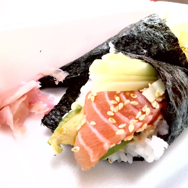 Salmon Hand Roll