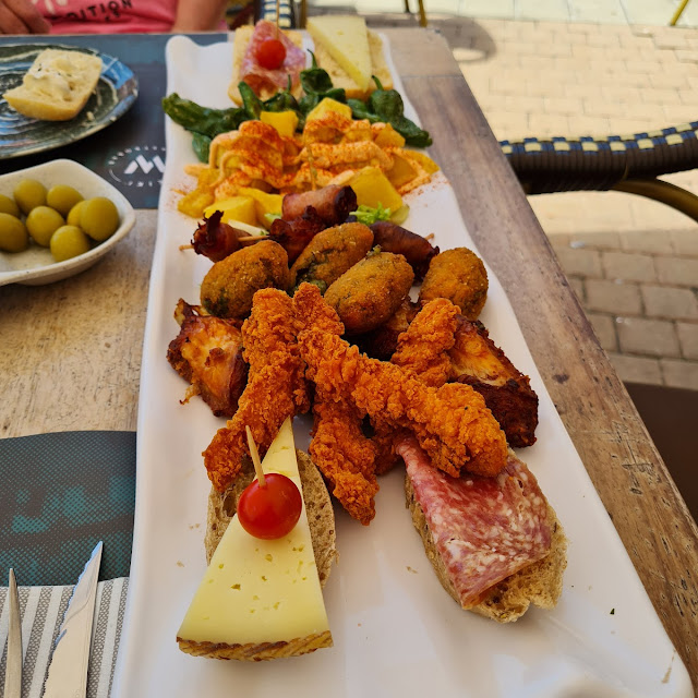 Mix Tapas Brot Kartoffeln Paprika Schinken Wings