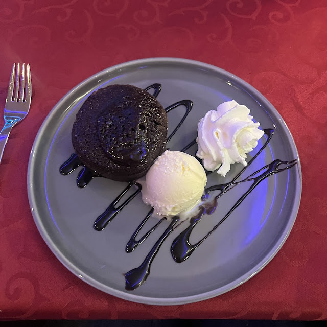 Vulkankuchen Mit Vanilleeis Und Sahne
