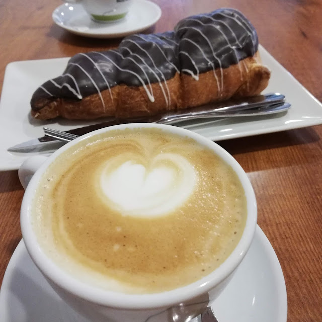 Croissant Chocolate Y Café Con Leche