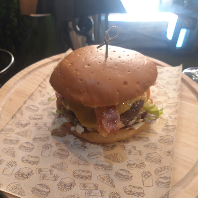 Cheeseburger Di Scoþona