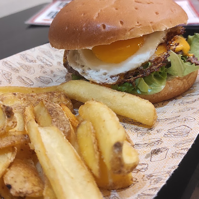 Egg Burger Con Patatine Fritte