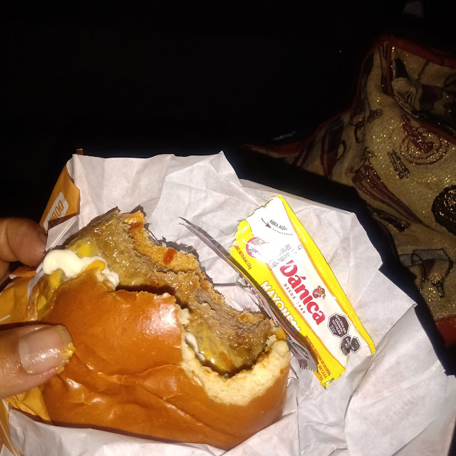 Hamburguesa Cuarto Y Me Dieron Aderezo Y Servilletas