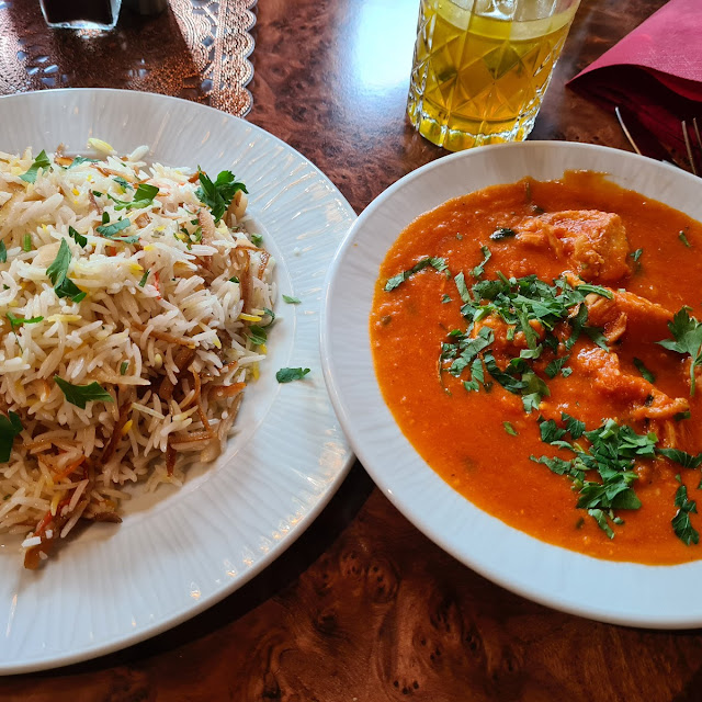 Hähnchenfleisch Auf Safran-basmatireis Mit Mandeln Und Süßpikanter Bitterorange