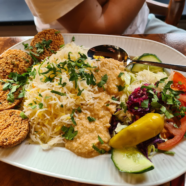 Hausgemachte Falafel Und Humus Mit Salat Vorspeise