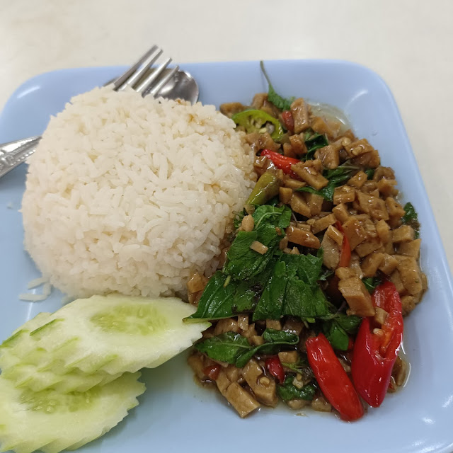 ผัดกะเพราราดข้าว