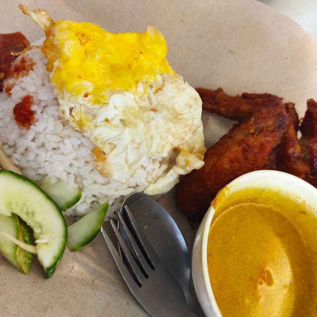 Nasi Dagang Dengan Kuah Gulai Ikan