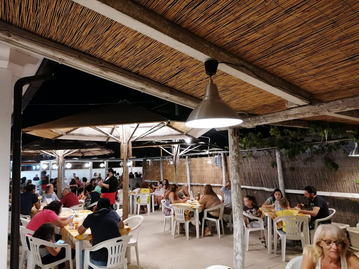 Pizzeria 'Onda onda blu 'sala all'aperto parcheggio libero