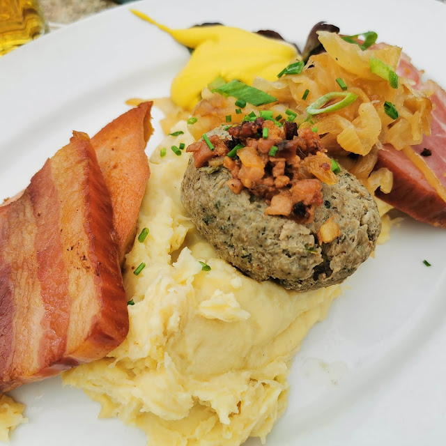 Mit Leberknödel Und Speck