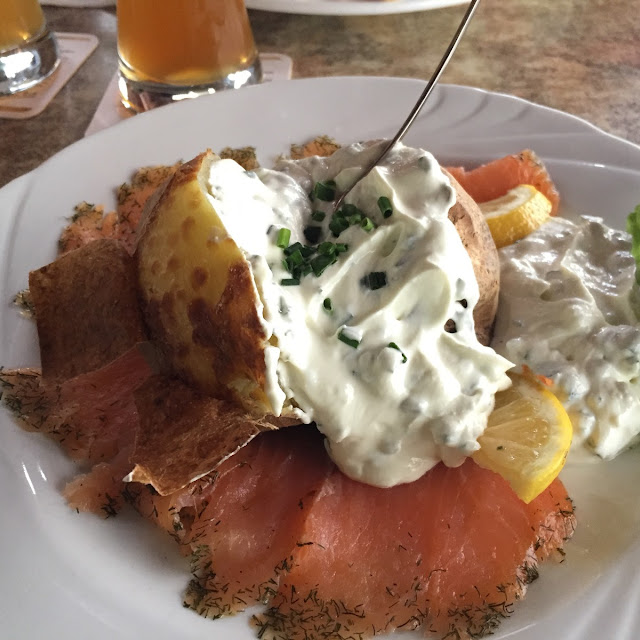 Baked Potatoe Mit Gebeiztem Lachs U Kräuterquark