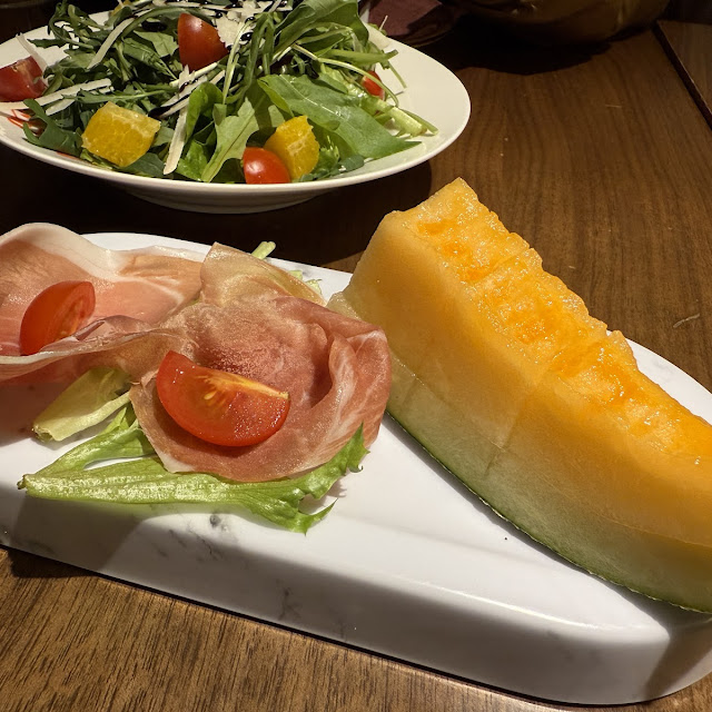 西柚肉配煙三文魚果仁沙律 smoked salmon with pomelo and nuts