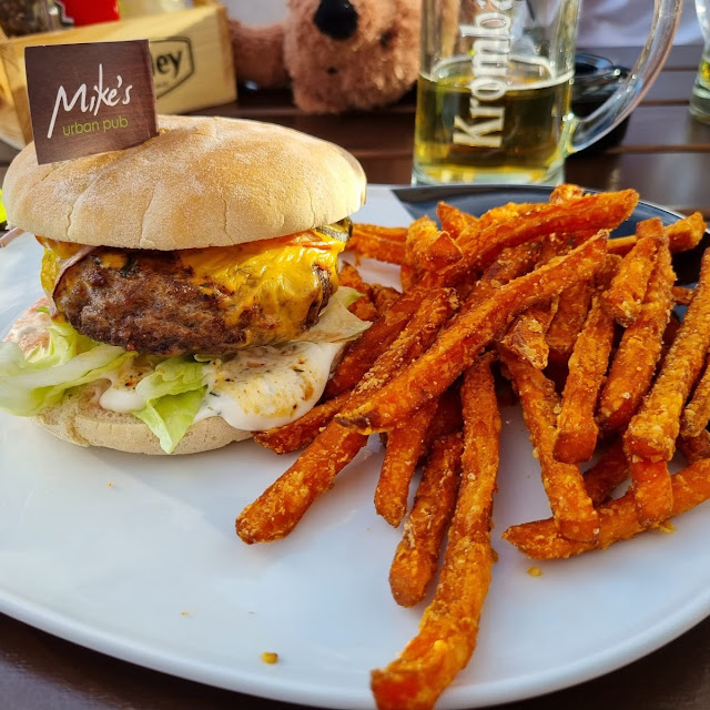 Cheeseburger Mit Süßkartoffelpommes