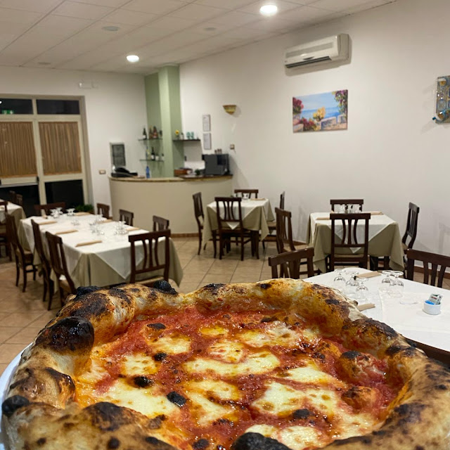 Pizza Margherita Con Pomodorini E Mozzarella