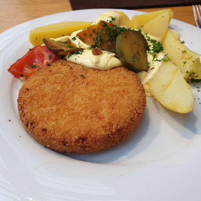 Blumenkohl - Käse Bratling Mit Sauce Hollandaise
