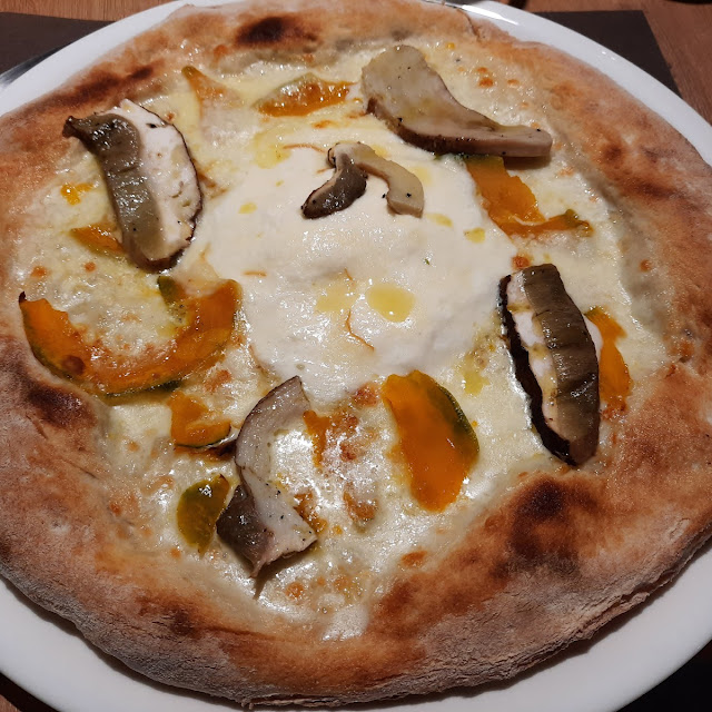 Pizza Bianca Con Burratina Porcini E Zucca
