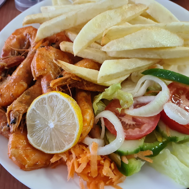 Prawns with Salad and Chips