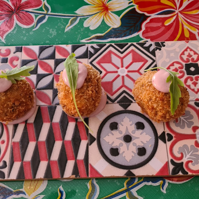 Croquetas de Queso Azul Con Frutos Rojos