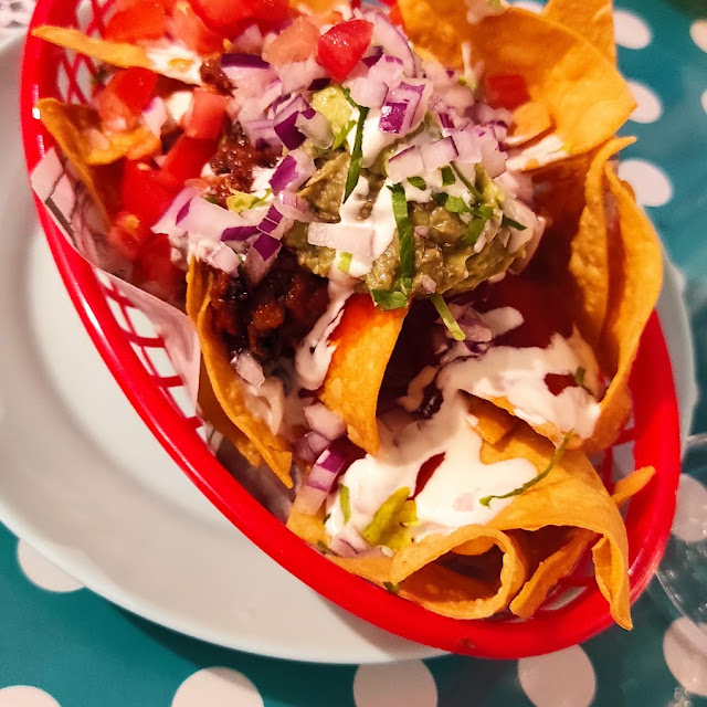 Nachos Frida Con Chedar Mole Vegetariano Nata Agria Guacamole Y Pico de Gallo