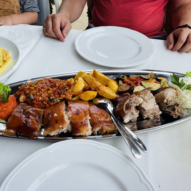 Spanferkel Vom Grill Mit Einem Salat