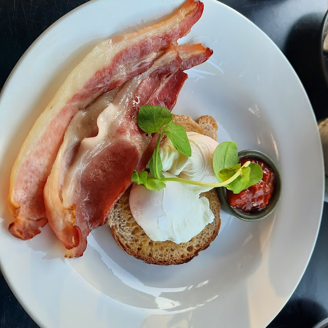 Poached Eggs on Toast with Bacon