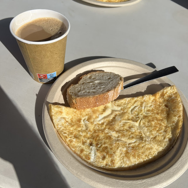Pincho de Tortilla Francesa Con Café Con Leche