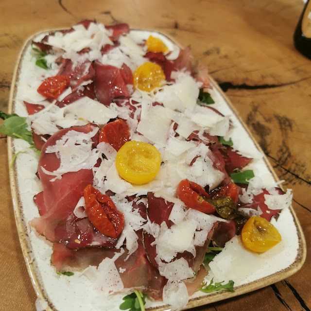 Carpaccio Di Manzo Con Rucola Trentingrana E Pomodorini