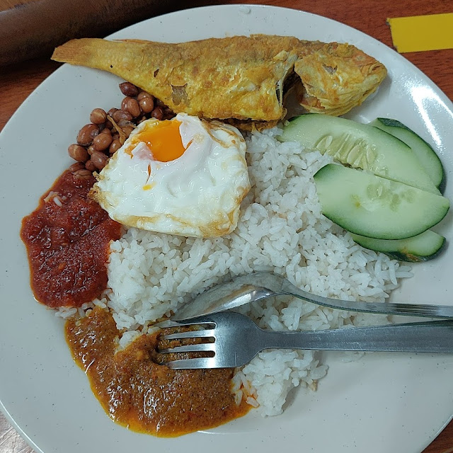 Nasi Lemak Ikan Goreng Kaww