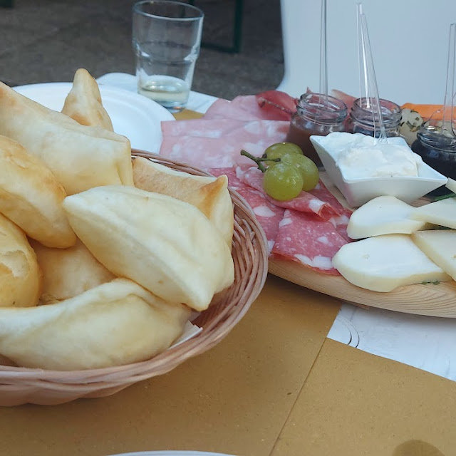 Tagliere Salumi E Tagliere Formaggi Con Crescentine