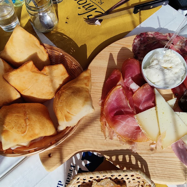 Antipasto Misto Con Tigelle E Crescentine
