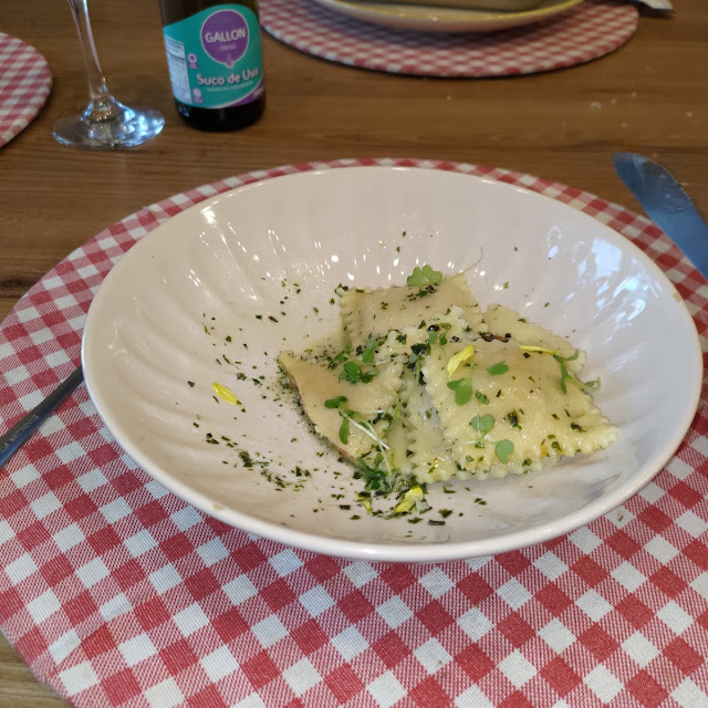 Raviole Recheado Com Calabresa ao Molho Pesto E Ervas Finas