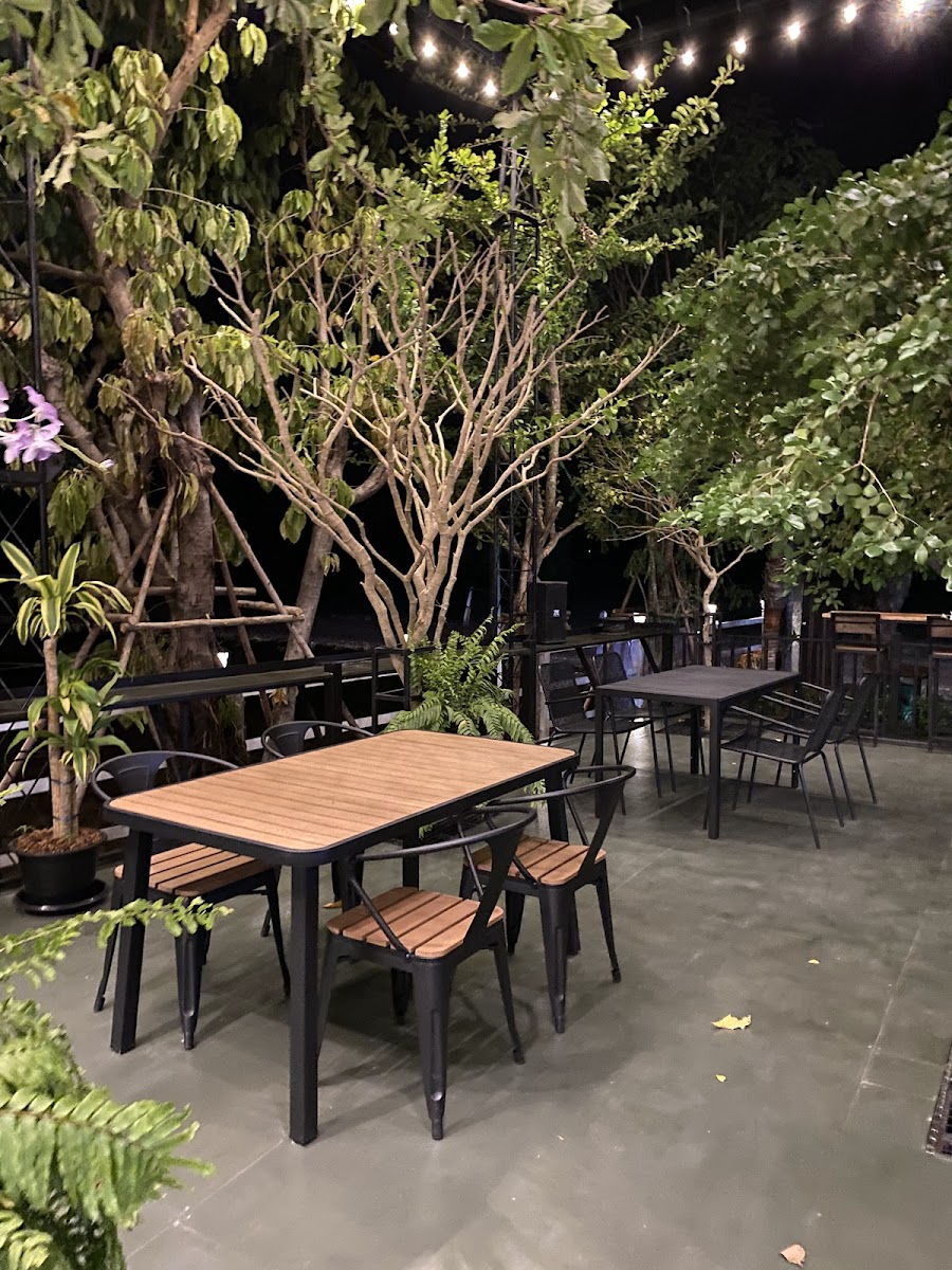 พูนผล คอฟฟี่ เฮาส์ (POONPHOL Coffee House) & ก๋วยเตี๋ยวเรือ พูนผล
