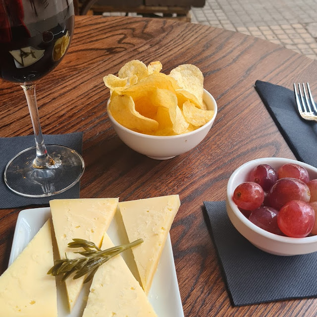 Aperitivo de Queso Uva Y Vino Tinto