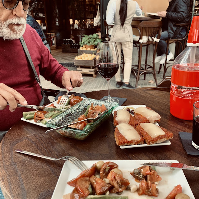 Trampó Amanida D Tomaquets Negres Pebrots Verds Taperes Olives I All Tendre Amb Oli I Vingre
