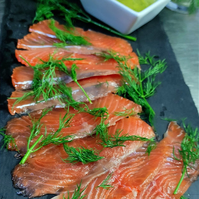 Grav Alax Salmón Curado Con Salsa de Mostaza I Eneldo